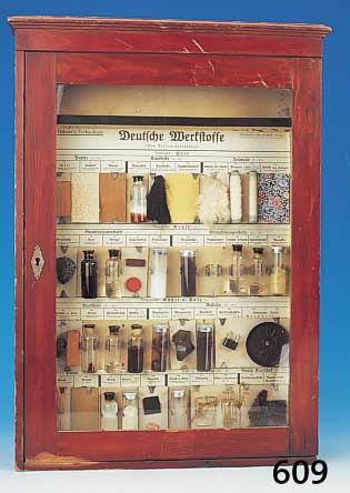 Zwei Demonstrationskästen, deutsch, 1 x 30erJahre: Deutsche Werkstoffe, ca. 51 x 38 cm, 1 x 50er Jahre, Der Fabrikationsweg des Kamm- garnes, ca. ...