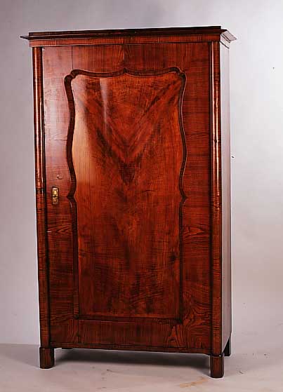 Schrank, ™sterreich, um 1860, Ulme funriert, eintrig, vertiefte geschweifteTrfllung, Alterssch„den, ohne Schlssel, ca.169 ...