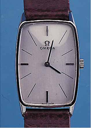 OMEGA HERRENARMBANDUHR, REF.-NR. 111/095, SCHWEIZ UM 1968, EDELST., TONNENFORM, BODEN GEDR., VERG. RUNDANKERWERK, KAL. 620, 17 ST., RINGUNR., ...