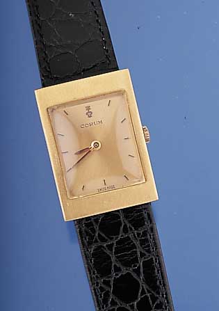 CORUM Herrenarmbanduhr, Ref.-Nr. 8476/29, Schweiz um 1970, GG 750/000, Rect.-Form m. verd. Bandanst., Boden gedr., sat. verg. Blattaufges. ...