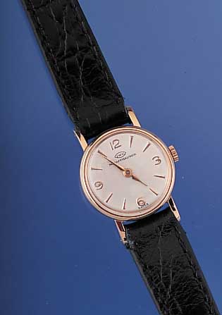 IWC Damenarmbanduhr, Ref.-Nr. 1581904, Schweiz um 1958, Rose-G. 750/000, Boden u. Glasr. gedr., Blatt rest., Formankerwerk, Kal.41, 17 St., ...