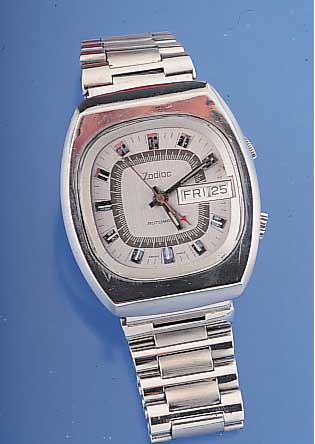 ZODIAC Armbandwecker Modell Automatik, Ref.-Nr. 952803, Schweiz um 1972, Edelstahlmassiv- geh., Edelstahl-Orig.-Band, Zentralsek., Tag u. Datum, 17 ...