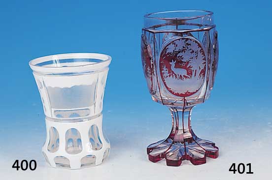 POKAL, BöHMEN, UM 1880, FARBLOSES GLAS, IN 4 KARTUSCHEN GESCHNITTENER WILDDEKOR, MIN. AM FUß BEST., Z.T. ROT GEBEIZTH: 17CM
