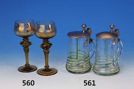 paar Weingl„ser, wohl Schlesien, N„he Heckert,um 1890, grnes Glas, gedrehter Stiel mit Noppen verziert, Weinlaubbemalung in gold und rot, H: ...
