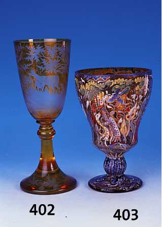groáer Jagdpokal, B”hmen, um 1900, farbloses Glas, gelb gebeizt, umlaufend ge- schnittener Dekor, Wild und Raubvogel im Wald,H: 31,5 cm
