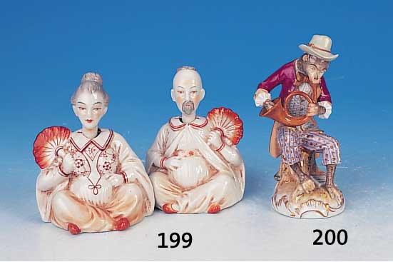 Porzellanfigur, nach Meissner Vorbild, Affenkapelle, bemalt, Hornist, Goldstaffage, H. ca 13.5 cm
