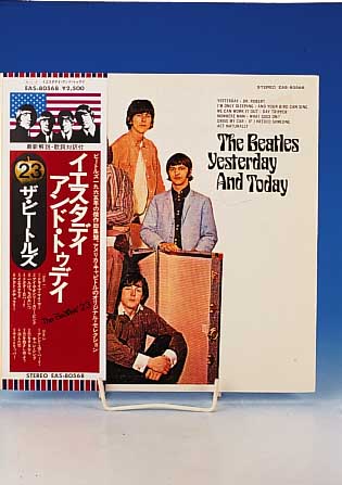 The Beatles: Yesterday and Today, LP, ja- panische Pressung Toshiba-Emi, o.J., unbe- spielt, Cover mit leichten Gebr.-spuren