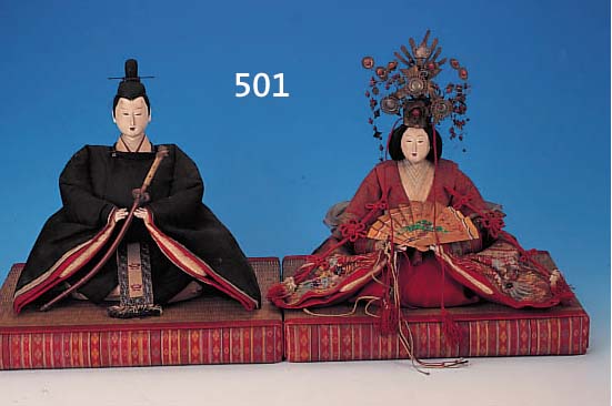 PUPPENPAAR, JAPAN, UM 1910, LACK MIT EINGESETZTEN GLASAUGEN, REICHE BROKATKLEIDUNG, HAARSCHMUCK, FäCHER UND SCHWERT, H. ...