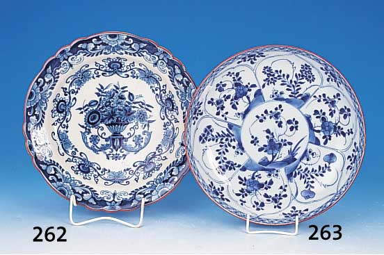 Teller, Makkum, Holland, 20. Jh., Fayence blau bemalt, Blumendekor, min. best., D. 28cm