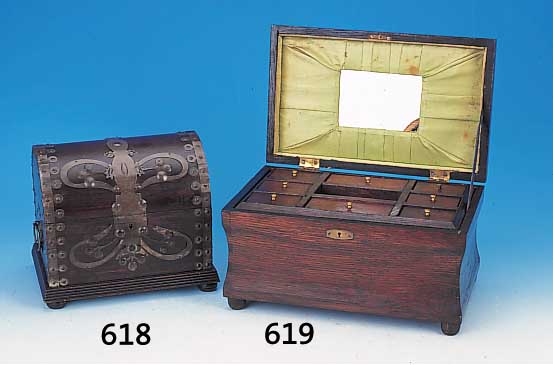 kleine Truhe, wohl deutsch, um 1900, Buche, mit Metallbeschlägen, ein seitlicher Ring fehlt, ohne Schlüssel, Altersspuren, 20.5 x 24 ...