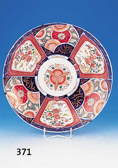 Großer Teller, Imari, um 1900, reich bemalt, Felderdekor, Blumen und Drachen,Goldstaffage, D. 45 cm
