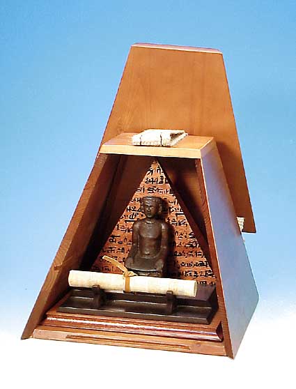 MONTEGRAPPA GEHäUSE, IN FORM EINER PYRAMIDE HOLZ, LUXOR COLLECTION, MIT BESCHREIBUNG, INNEN SKULPTUR, 27 X 30 CM, OHNE FüLLER LEICHTE ...