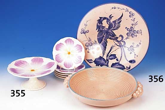 Zwei Zierschalen, Rosenthal, Keramik, 40er J., einmal Rillendekor, D. ca. 34 cm, einmal blaue Bemalung eines Paradiesvogels, D. ca. 39 cm, ...