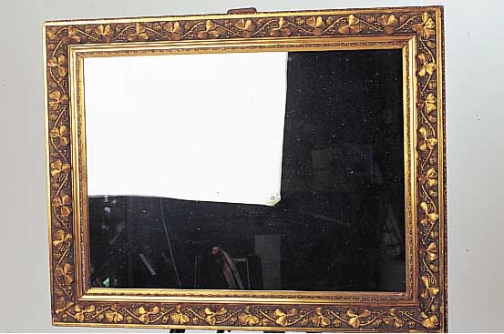 Spiegel, um 1900, reiner Jugendstil, Holz gestuckt und vergoldet, Kleeblattdekor, Spie- gel sek., 73 x 90 cm