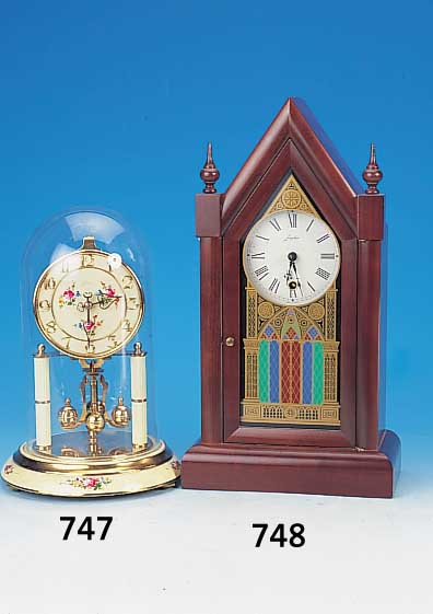 Stiluhr, Junghans 1986, Holzgehäuse, ver- glaste Tür mit gotischer Verzierung, Metall- zifferblatt, Lilienzeiger, Laufdauer ca. 1 Wo-che, ...