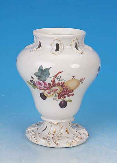 DUFTGEFäß, MEISSEN, UM 1740, PORZELLAN, SEHR SCHöNE BEMALUNG, VORDER- UND RüCKSEITE MIT OBSTBOUQUET, GOLDSTAFFAGE, H. 15 CM