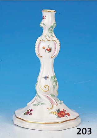 LEUCHTER, MEISSEN, UM 1740/50, PORZELLAN, GESCHWEIFTER STANDSOCKEL MIT ROCAILLENVER- ZIERTEM SCHAFT, BUNTE BEMALUNG MIT KL. BLUMEN-BOUQUETS UND ...