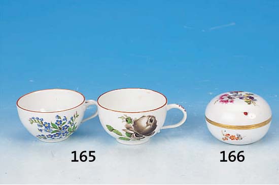 Zwei Tassen, ohne Untertassen, Meissen, 1774- 1814, Porzellan, schwarze Rose und Vergiß- meinichtdekor, bemalt brauner Rand, l. ber., D. 8 cm