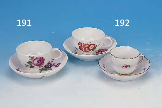 ZWEI TASSEN MIT UNTERTASSEN, MEISSEN, MARCOLI-ZEIT, 1774-1814, PORZELLAN, BLUMENDEKOR, D.8 CM/13 CM, EINE UNTERTASSE SEKUNDäR