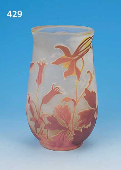 VASE, FRANKREICH, SIGN. GALLé, UM 1910, FARBLOSES GLAS MIT VIER ÜBERFäNGEN IN WEIß, GELB, ROSA UND VIOLETT, REICH GESCHNITTEN UND ...