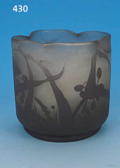 VASE, FRANKREICH, SIGN. DAUM NANCY, UM 1905, FARBLOSES GLAS PARTIELL GRüN EINGEPUDERT, VIOLETT üBERFANGEN, GESCHNITTEN UND GESCHLIF- FEN, ...