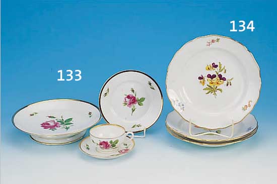 ZWEI GEDECKE UND GEBäCKSCHALE, DRESDEN, DONAT & CO., UM 1900/10, ROTE ROSE, GOLDRAND, D. 24 CM