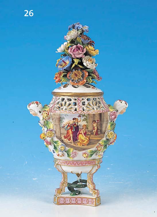 DECKELVASE, POTSCHAPPEL, UM 1900, PORZELLAN BEIDSEITIG MIT ALLEGORISCHEN DARSTELLUNGEN BE-MALT, STIL. HENKEL IN FORM VON FRAUENKöPFEN, ...