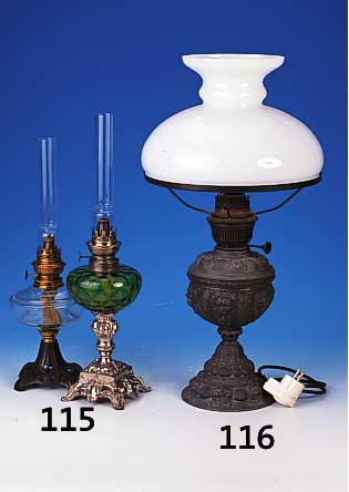 Drei Petroleumlampen, deutsch, um 1900/20, Eisenguáfuá im Jugendstil, Spritzguáfuá und Messingfuá, versch. Glask”rper, Funktionen ...