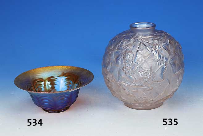 Vase, Lalique, 30er Jahre, farbloses Preáglas, z.T. mattiert, H. 23.5 cm
