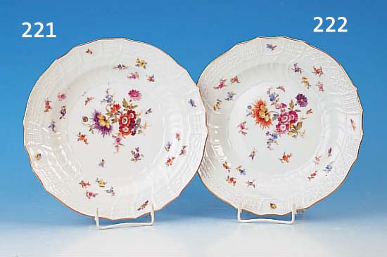 TELLER, MEISSEN, UM 1850, 1. WAHL, PORZEL- LAN, RELIEF NEUBRANDENSTEIN, BUNT BEMALT MIT BLUMENBOUQUET, STREUBLUMEN UND INSEKTEN, GOLD-RAND, D. CA. ...