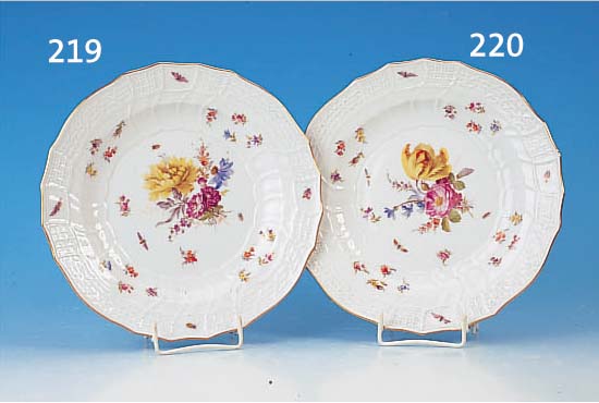 TELLER, MEISSEN, UM 1850, 1. WAHL, PORZEL- LAN, RELIEF NEUBRANDENSTEIN, BUNT BEMALT MIT BLUMENBOUQUET, STREUBLUMEN UND INSEKTEN, GOLD-RAND, D. CA. ...