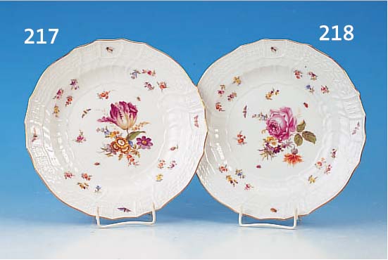 TELLER, MEISSEN, UM 1850, 1. WAHL, PORZEL- LAN, RELIEF NEUBRANDENSTEIN, BUNT BEMALT MIT BLUMENBOUQUET, STREUBLUMEN UND INSEKTEN, GOLD-RAND, D. CA. ...