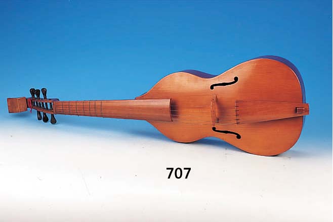 TENORGAMBE, UM 1950, VERMUTLICH PETER HARLANBURG STERNBERG, GANZER MAHAGONIBODEN MIT DAZUGEHöRIGEN ZARGEN, FICHTENHOLZDECKE MIT ...