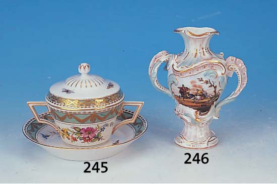 DECKELTASSE, KPM, BERLIN, 70IGER JAHRE, PORZELLAN, BLUMENMALEREI, GOLDSTAFFAGE, H. 12 CM, D. 17 CM
