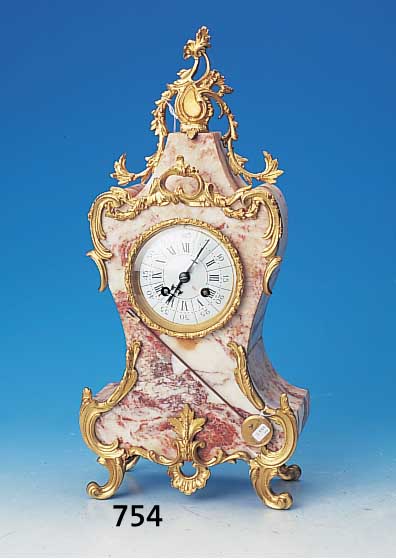 Pendule, Frankreich, um 1910, geschwungenes geädertes Marmorgehäuse, be- setzt mit Messinggußapplikationen, mit Rocail-len und ...