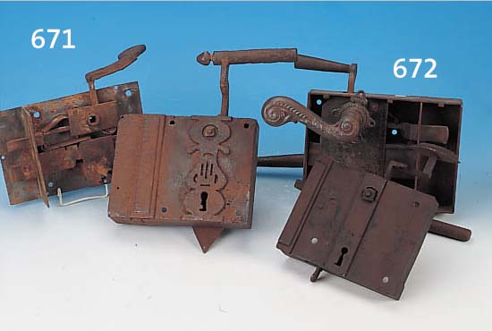 ZWEI TüRSCHLöSSER, DEUTSCH, UM 1800, EISEN HANDGESCHMIEDET, KORRODIERT