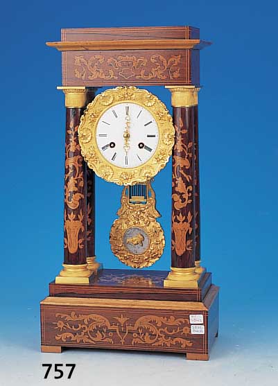 Portaluhr, Frankreich, um 1860, Holzgehäuse reich floral intarsiert, zum Teil mit Bandintarsien, vier Vollsäulen, Basen-, Lünette-, ...