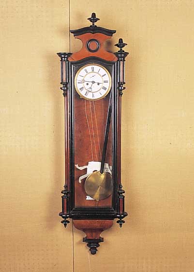 Wanduhr, wohl Gebiet der ehem. k.k. Monarchie,um 1870/80, verziertes Holzgehäuse zum Teil schwarz abgesetzt, dreiseitig verglast, Reste alten ...