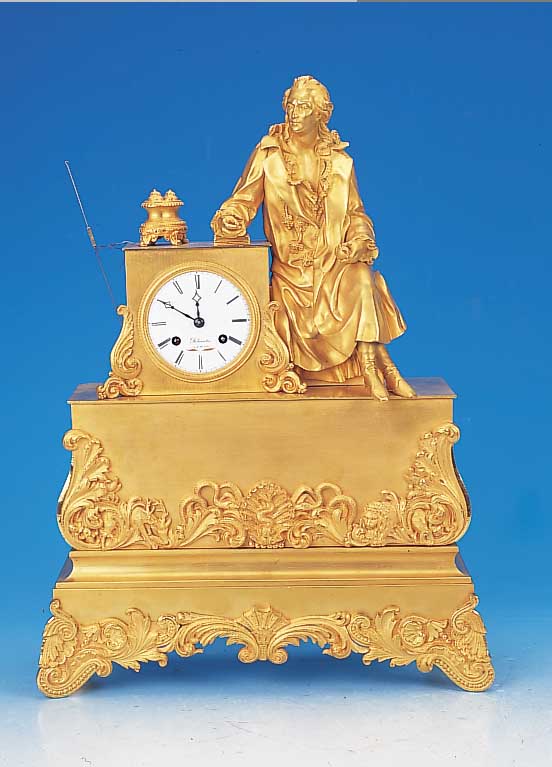 Pendule, Frankreich, um 1820, vergoldeter und verzierter Bronzeguß, Applikenmit Blattornamentik und Tieren, Uhr flankiert von ...