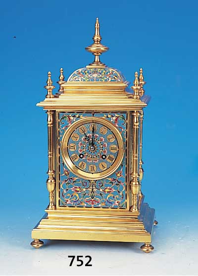 Pendule, Frankreich, um 1880, verzierter Messingguß mit floral dreiseitig bemalten Emailarbeiten, vier gedrehte ...