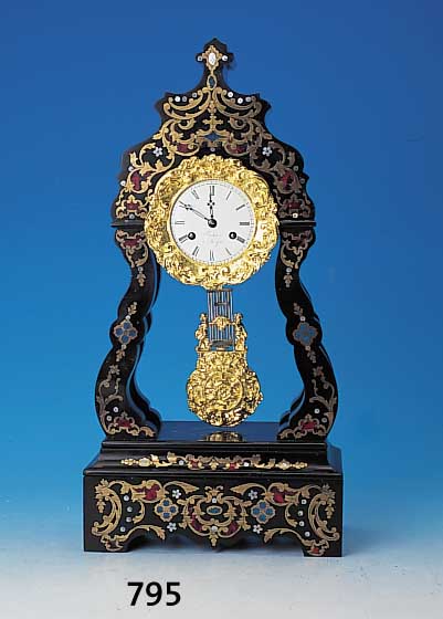 Portaluhr, Frankreich, um 1860, geschwungenes schwarz gelacktes Holzgehäuse mit Messing- Lackeinlagen in Boulletechnik, verzierte ...