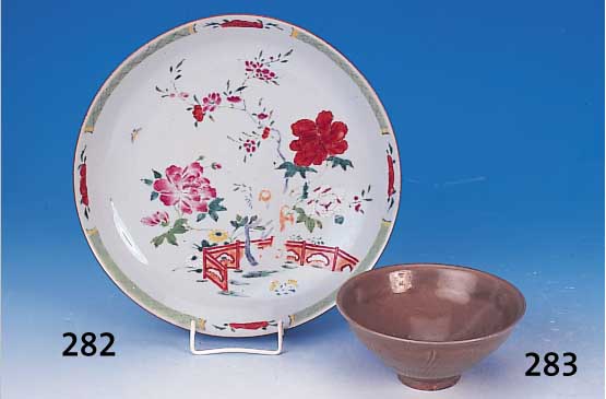 Teller, China um 1780/90, Chien-Lung-Spätzeit, famille rose, dünner Scherben, am Standringfeines Eisenrot sichtbar, Lasur graublau, sogen. ...