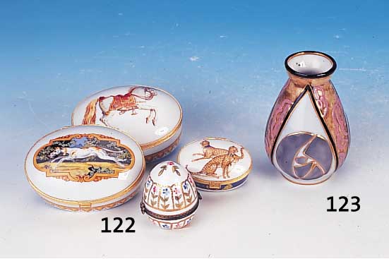 Konvolut aus 8 Deckeldosen, Ancienne Fabrique,20. Jh., Porzellan, bunt bemalt und lithogr.Goldstaffagen, untersch. Größen
