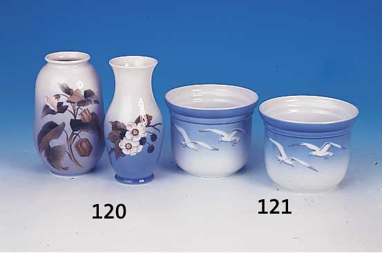 Zwei Vasen, Kgl. Kopenhagen, Porzellan, bunte florale Unterglasurbemalung, H. je ca. 17.5 cm