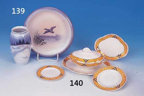 Konvolut: Schale, Kgl. Kopenhagen, D. ca. 19 cm, Vase, Bing & Grondahl, H. ca. 13 cm, beide mit Landschaftsmalerei unter der Glasur