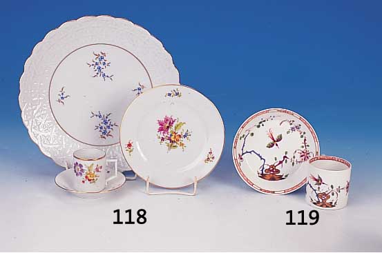 Konvolut Porzellan, Höchst, 20. Jh., Porzellan, bunte Blumenmalerei, best. aus: 7 Tassen mit Untertassen, zwei Kuchenteller, ein ...