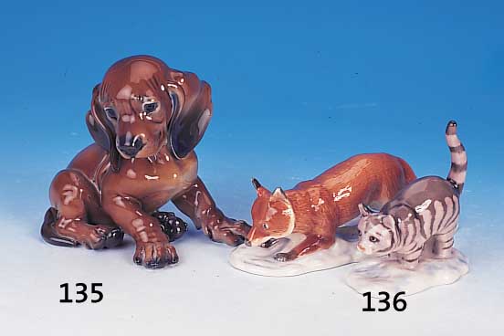 Zwei Porzellanfiguren, Kgl. Kopenhagen, Fuchs, L. ca. 22 cm, Katze, H. ca. 12 cm, beide mit naturalistischer Unterglasurbemalung