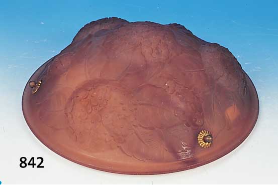DECKENSCHALE, FRANKREICH, 20ER JAHRE, PREßGLAS, ROSEFARBEN, FLORALER DEKOR, MIN. AN DEN RäNDERN BESTOßEN, D. 35 CM, ROTE ...