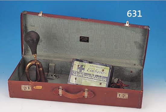 AUTOKOFFER UND -ZUBEHöR, DEUTSCH, UM 1925-30, LEDER, INNEN MIT GRüNEM SEIDENMOIREE, CA. 18 X 79 X 30 CM, DAZU HUPE, MESSING, L. CA. 35 CM, ...