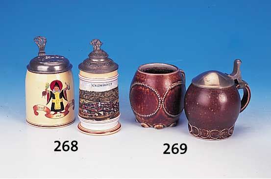 Zwei Krüge, deutsch, um 1900, 1 x Steingut, schöner Jugendstildeckel mit Münchner Kindl und Korpus mit Münchner Kindl ...